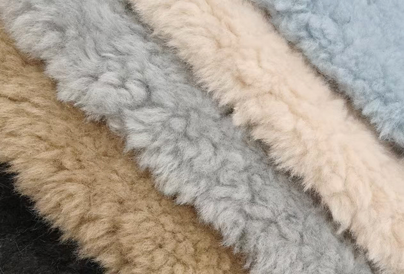 900mg*160cm Scamall beag plush mór-cháithníní fabraic plush oiriúnach le haghaidh éadaí